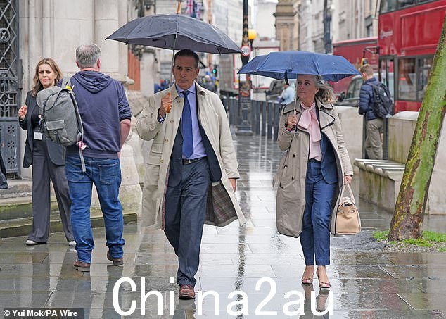 Grace O'Malley-Kumar 的父母 Sanjoy Kumar 博士(左)和 Sinead O'Malley 博士(右)今天早上抵达皇家法院,听取对 Calocane 判决的决定