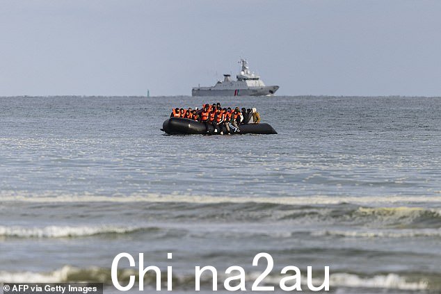 上个月离开法国穿越英吉利海峡前往英国的移民