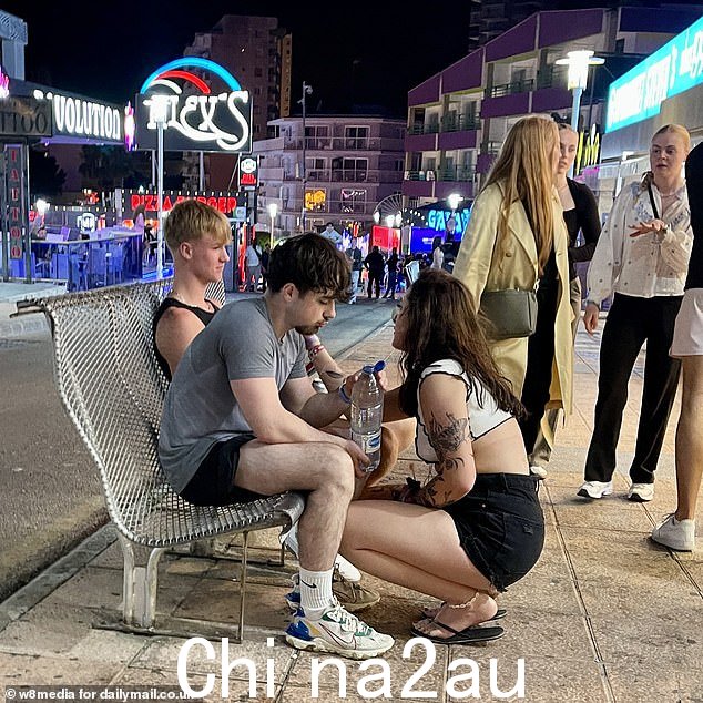 一位来自朴茨茅斯的 33 岁女士说,她和丈夫白天带着孩子沿着大道散步,但“不会超过晚上 9 点”