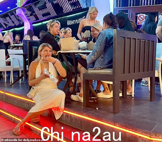 游客在街头饮酒将面临最高 1,300 英镑的罚款,卖酒的商店必须在晚上 9.30 关门,派对船不能在指定区域 1 海里以内航行。图为:昨晚在拉斯维加斯大道上度假的游客