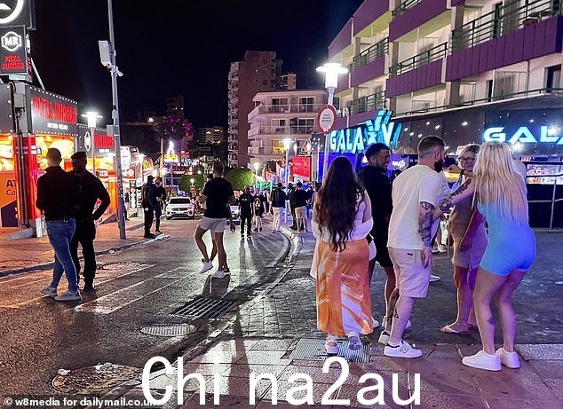 居住在臭名昭著的马盖鲁夫地带边缘的英国家庭指责吵闹的游客将严格的旅游规则强加给每个人