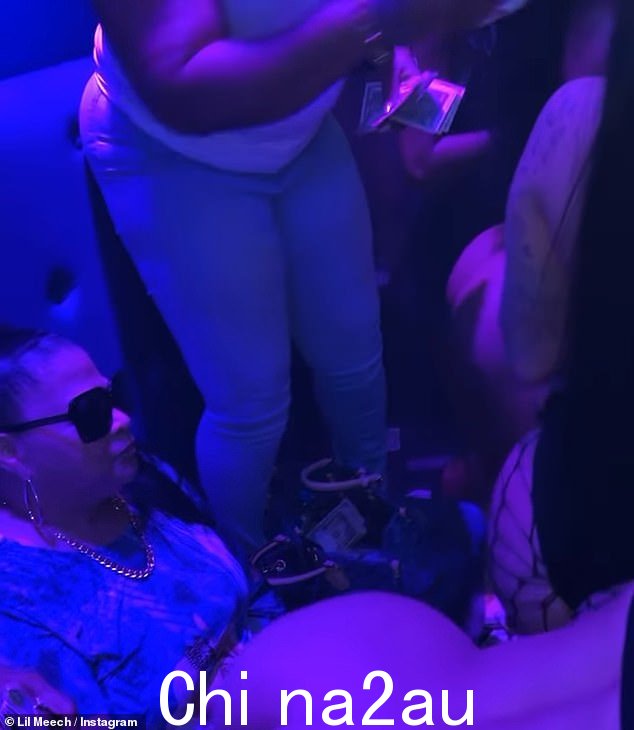 在短视频中还可以看到米奇的随行人员在俱乐部内吸烟并抓着成堆的钞票