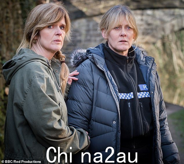 莎拉·兰开夏尔 (Sarah Lancashire) 和她最好的朋友、银幕上的妹妹女演员西沃恩·芬纳兰 (Siobhan Finneran) 一起参加了派对,她是舞池上的焦点