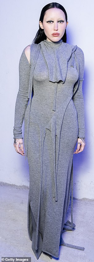 Noah Cyrus 表示传闻中与她母亲的冰冷关系可能开始解冻(三月摄于巴黎)