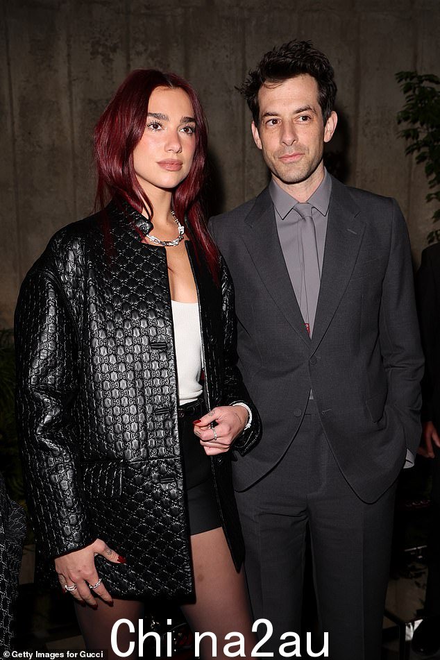 同时 Dua 还与英国 DJ Mark Ronson 摆姿势