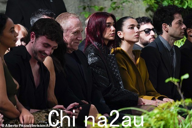 Dua 和她的妹妹加入了一线明星的前排,其中包括离家出走的老将 Kate Moss、她的模特女儿 Lila、Salma Hayek-Pinault、Daisy Edgar-Jones 等
