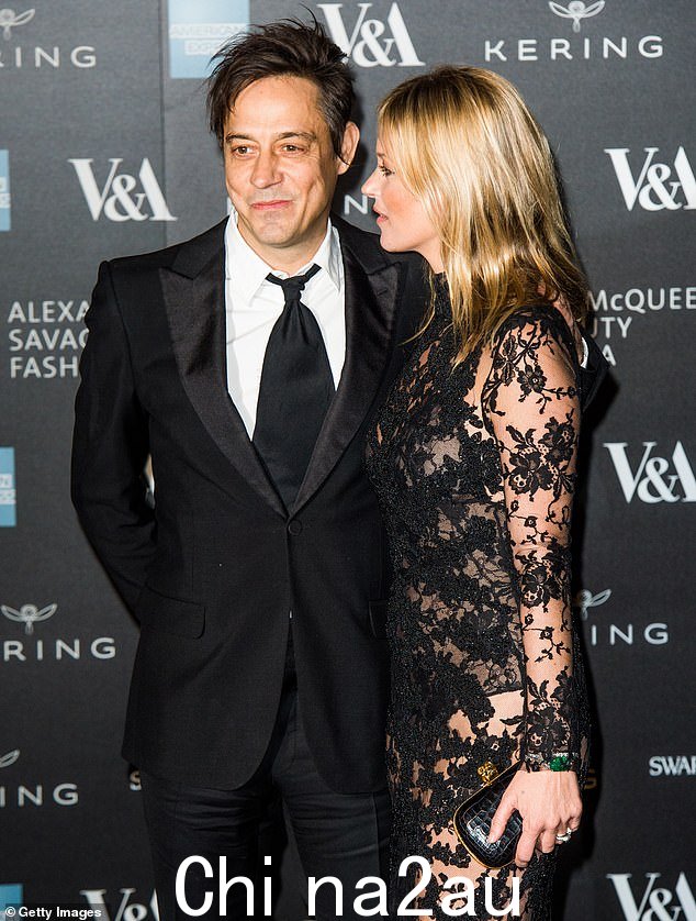 她于 2011 年至 2016 年间与独立摇滚歌手 Jamie Hince 结婚(2015 年合影)