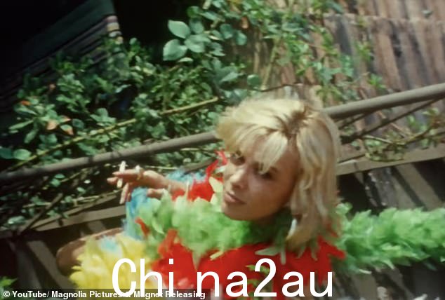 在影片中,2017 年去世的帕伦伯格在坟墓之外说道,这种情况让她再次开始吸食海洛因