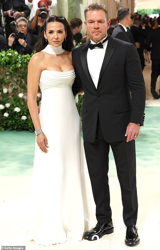 达蒙和巴罗佐在上周的 Met Gala 上过夜后错过了电影的英国首映