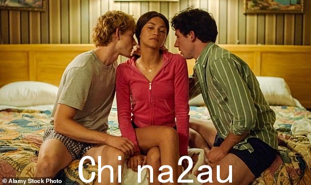 赞达亚最近在澳大利亚参加《挑战者》的首映式,她与乔什·奥康纳 (右) 和迈克·费斯特 (左) 一起出演