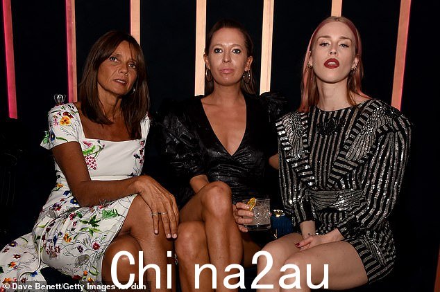 黛比有很多上流社会的朋友,包括 Sophia Hesketh 和 Lady Mary Charteris