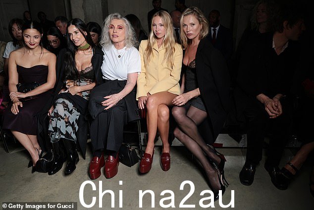 尼古拉 (Nikolai) 被留在阴影中,毫不夸张地说,在最右边,而凯特 (Kate) 在前面与模特女儿莉拉 (Lila)、金发女郎明星黛比·哈利 (Debbie Harry) 和好莱坞传奇人物黛米·摩尔 (Demi Moore) 以及阿莉亚·布哈特 (Alia Bhatt) 聊天伦敦 Gucci Cruise 时装秀上的一排