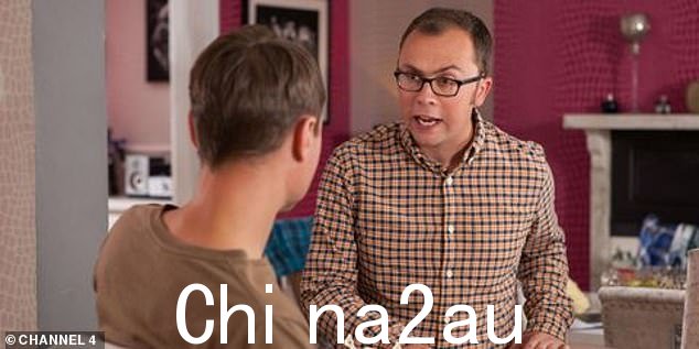 Joe 在 2011 年至 2014 年期间以 Dennis Savage 的身份出现在 Hollyoaks(如图)