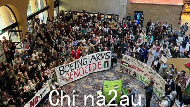 亲巴勒斯坦抗议者周三下午早些时候占领了墨尔本大学艺术西楼的门厅。图片:Twitter。