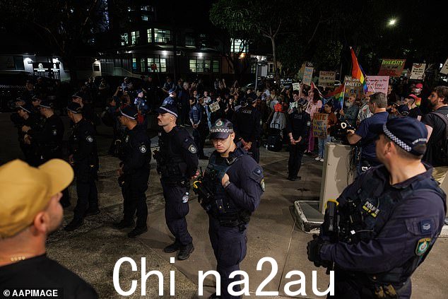 星期三晚上抗议期间,警察在坎伯兰市议会外拍照
