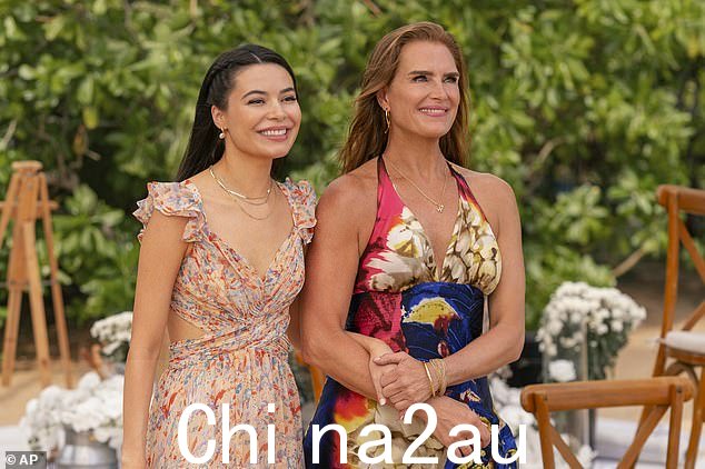 在这里,她与米兰达·科斯格罗夫一起出演了这部有趣的浪漫喜剧,米兰达·科斯格罗夫扮演她的女儿