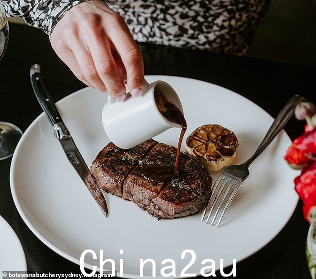 Botswana Butchery 提供多种肉类选择,一份 1.6 公斤和牛战斧牛排向食客收取 390 美元。该餐厅还迎合非肉食者的需求,菜单上有龙虾和海鲜