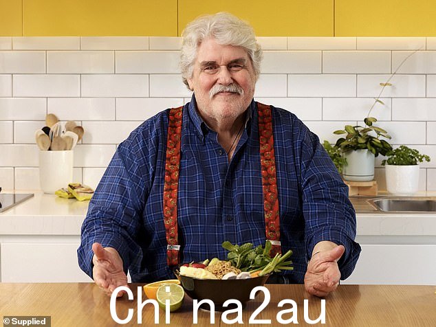 Iain 'Huey' Hewitson 几十年来一直是澳大利亚电视台的固定节目,这要归功于他受欢迎的下午烹饪节目 - 现在他在 TikTok 上意外回归