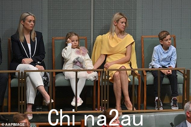 财务主管吉姆·查尔默斯 (Jim Chalmers) 的妻子劳拉 (Laura)(中右)和这对夫妇的两个孩子(八岁的利奥 (Leo) 和六岁的安娜贝尔 (Annabel))与伴侣朱迪·海顿 (左) 合影总理安东尼·阿尔巴内塞 (Anthony Albanese) 在堪培拉国会大厦举行的预算之夜的演讲中,查尔默斯女士因穿着价值 1,900 美元的名牌服装而受到批评,这相当于大多数澳大利亚人一周的工资