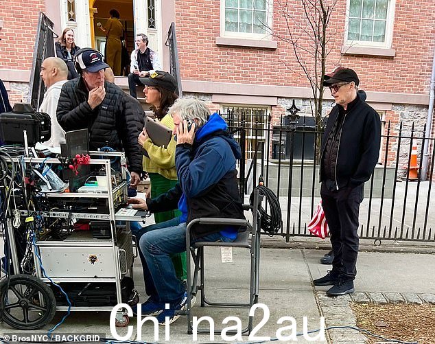 大西洋帝国把他受伤的左眼隐藏在阴影后面周日,他经过曼哈顿的一个电影摄制组