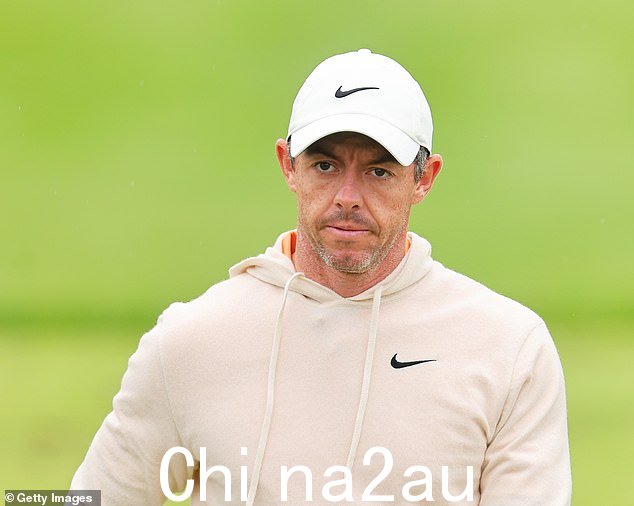 麦克罗伊在肯塔基州路易斯维尔的瓦尔哈拉高尔夫俱乐部练习时观看比赛