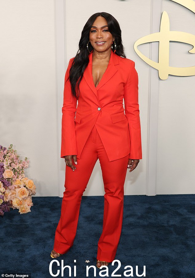 安吉拉·贝塞特 (Angela Bassett) 穿上迷人的衣服周二在纽约市贾维茨中心举行的 2024 年迪士尼 Upfront 活动上进行展示。这位 65 岁的女演员穿着一件大胆的深V领口西装外套和一条配套的紧身裤,看起来很性感