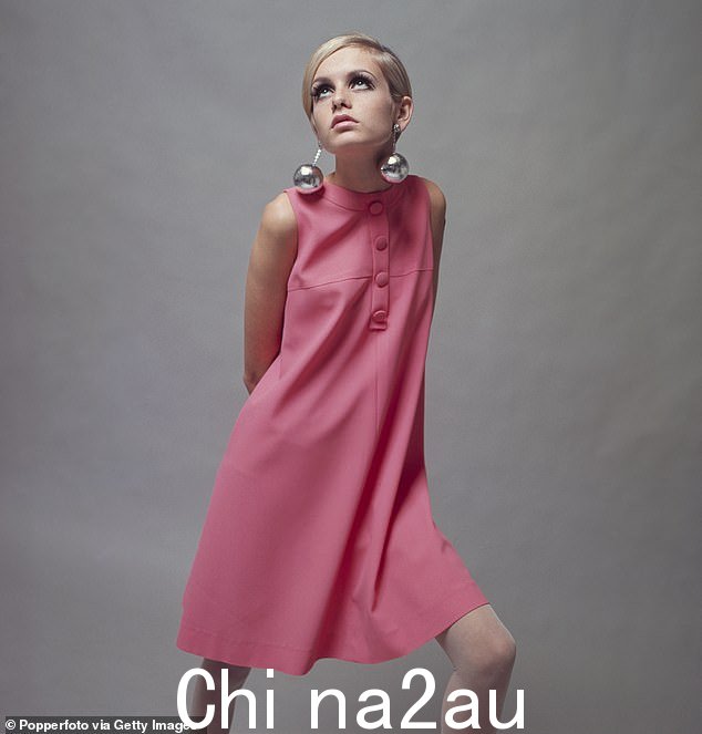 臀部以下略显外展的时尚外观,加上米歇尔苗条的身材和短发,使她与全盛时期的标志性英国模特 Twiggy 十分相像;拍摄于 1966 年
