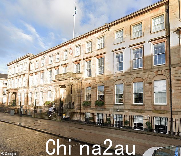 布莱斯伍德广场酒店 (Blythswood Square Hotel) 位于格拉斯哥市中心,以其经典的乔治亚联排别墅、新近装修的客房和私人花园而闻名