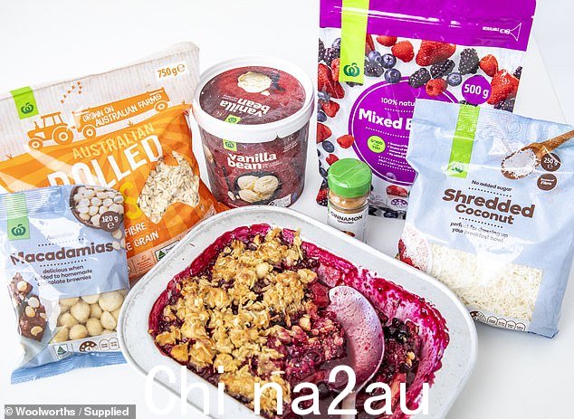 甜点是浆果大黄碎配 Woolworths 香草豆冰淇淋