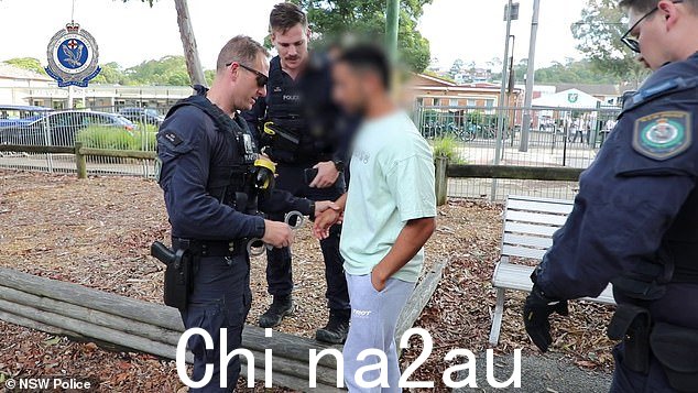 前韦斯特一半被拍到周三被警察戴上手铐