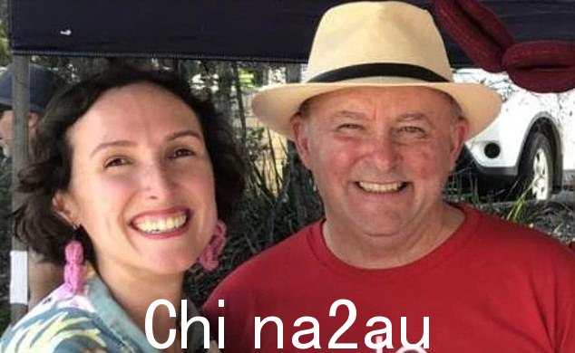 Flanagan 女士(左)表示她与 Albanese 先生(右)有私人关系,并说“我和他就像半朋友一样”