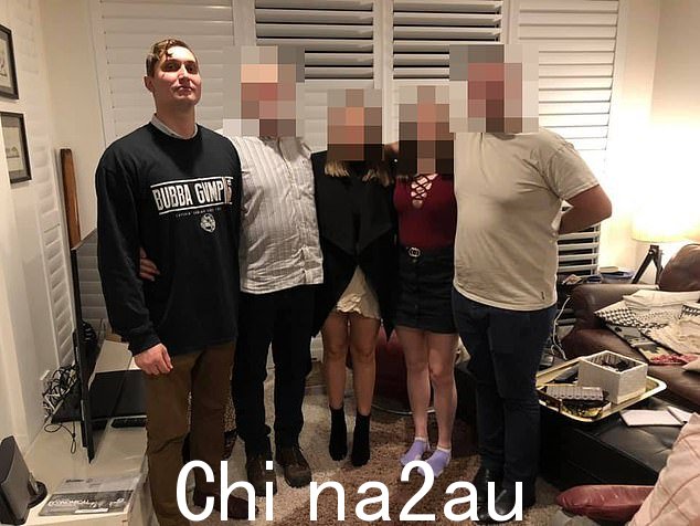 Henshaw(如图)承认违反 AVO 并威胁要发送前任的裸体
