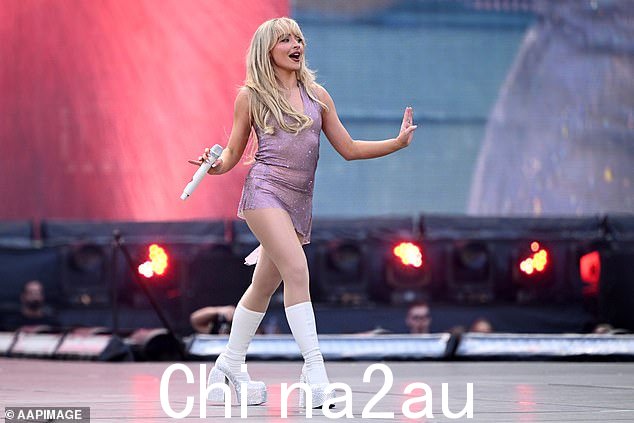 萨布丽娜在泰勒·斯威夫特 (Taylor Swift) 的 Eras 巡演中担任配角后,她的名气达到了新的高度,并凭借她的第一张英国排名第一的单曲《Espresso》打破了记录(摄于二月份的 Era 巡演中)