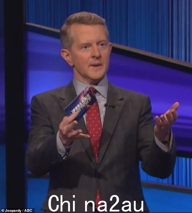主持人肯·詹宁斯 (Ken Jennings) 对肇事逃逸事件感到震惊,并确保询问格兰特是否还好