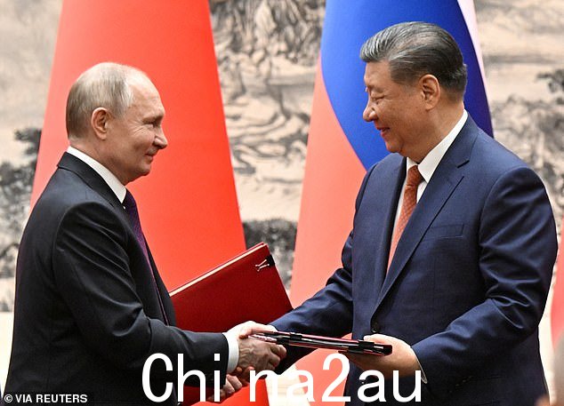 俄罗斯总统弗拉基米尔·普京和中国国家主席习近平于2024年5月16日在中国北京举行会议期间交换双边文件