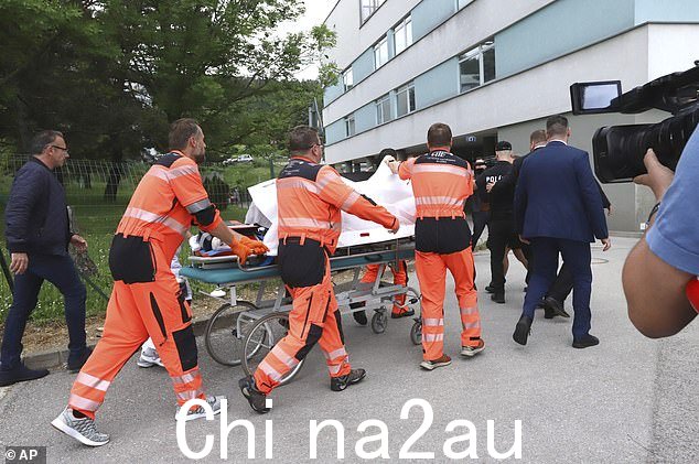 救援人员将中枪受伤的斯洛伐克总理罗伯特·菲科送往斯洛伐克中部班斯卡比斯特里察镇的一家医院。照片中他裹着白床单