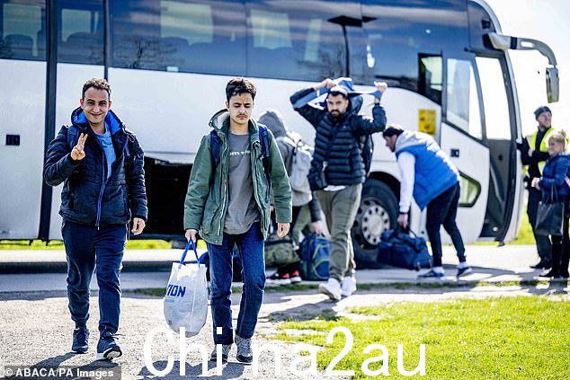 这份长达 26 页的联合政府协议于周四达成,此前,威尔德斯 (Wilders) 取得了惊人的选举胜利,四党之间进行了六个月的艰苦谈判。图为:寻求庇护者去年抵达荷兰避难所