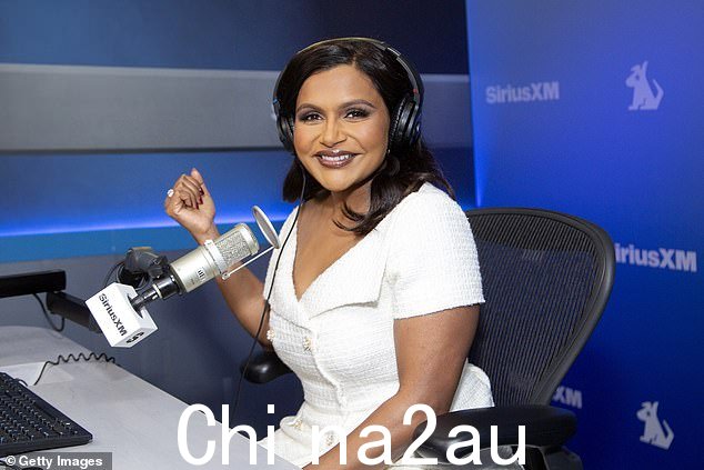 在此图片中,她戴着耳机在 SiriusXM 上进行聊天会话