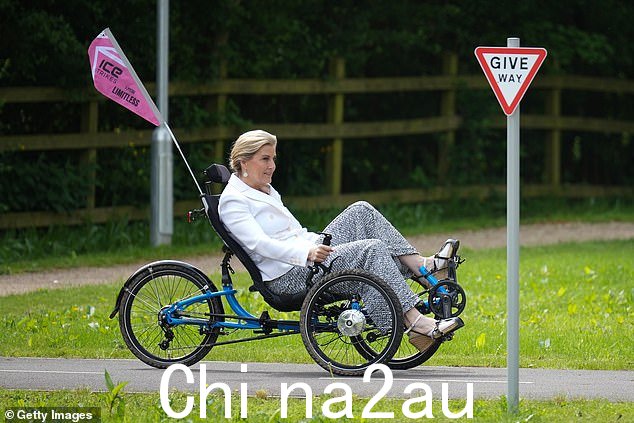 当她和其他人一起在会场的赛道上时,她似乎正在掌握控制方法