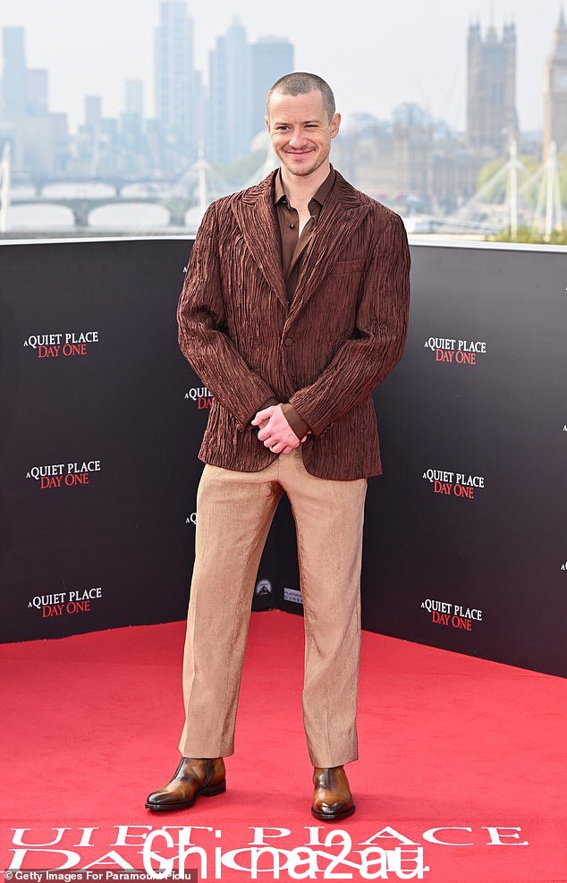 Joseph Quinn 饰演 Johnny Storm/Human Torch