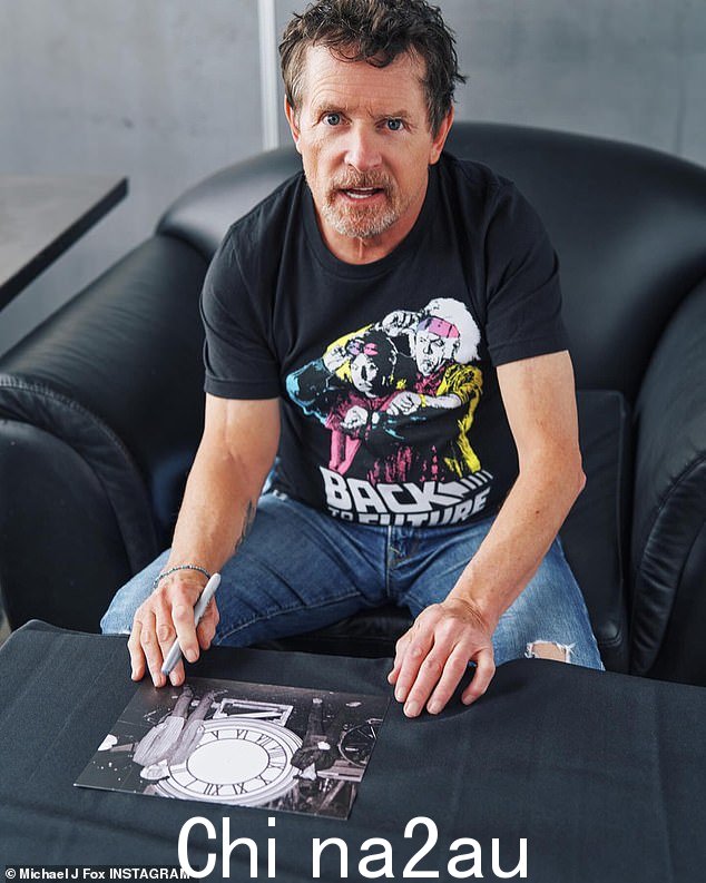 62 岁的迈克尔·J·福克斯 (Michael J. Fox) 与 85 岁的《回到未来》搭档克里斯托弗·劳埃德 (Christopher Lloyd) 重聚,周三粉丝们有机会赢得两人签名的海报