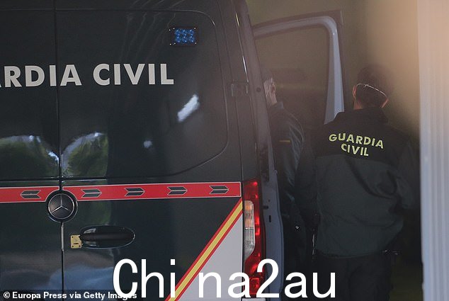 2021 年 5 月 12 日,西班牙马德里当局将罗曼从警车上带走