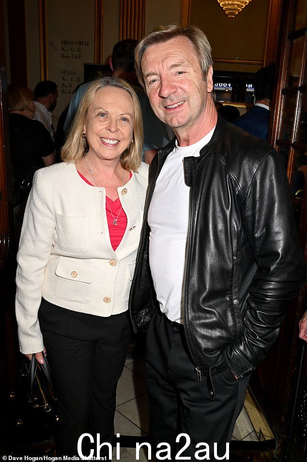 滑冰传奇人物 Jayne Torvill 和 Christopher Dean 出席演出开幕之夜时也显得精神抖擞