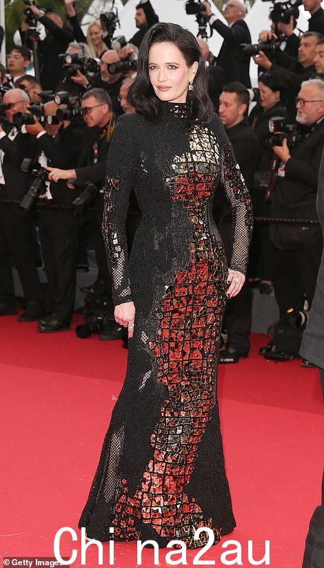 伊娃·格林 (Eva Green) 穿着一件带有网状镶板的银色和黑色连衣裙,以最佳角度拍摄相机