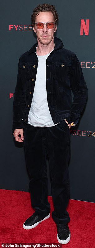 这位 47 岁的英国演员在出席在日落拉斯帕尔马斯工作室举行的 Netflix 活动时,在黑色两口袋衬衫下穿了一件纯白色 T 恤,搭配黑色裤子