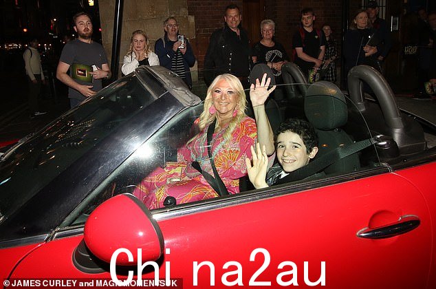 Vanessa Feltz 参加发布会后回家时向围观者挥手致意