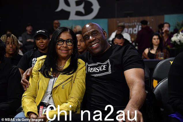 64 岁的篮球传奇人物“魔术师”约翰逊是火花队的股东之一,他和他的妻子 Cookie 也出席了活动