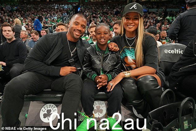 38 岁的席亚拉 (Ciara) 身穿图案 T 恤,与 35 岁的丈夫拉塞尔·威尔逊 (Russell Wilson) 和 9 岁的儿子未来 (Future) 一起观看周三在波士顿举行的波士顿凯尔特人队 (Boston Celtics) 对阵克利夫兰骑士队 (Cleveland Cavaliers) 的 NBA 比赛