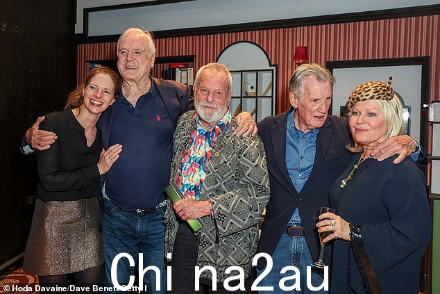 Gilliam 的女儿 Holly Dubois(最左边)在阿波罗聚集时拥抱了 Cleese
