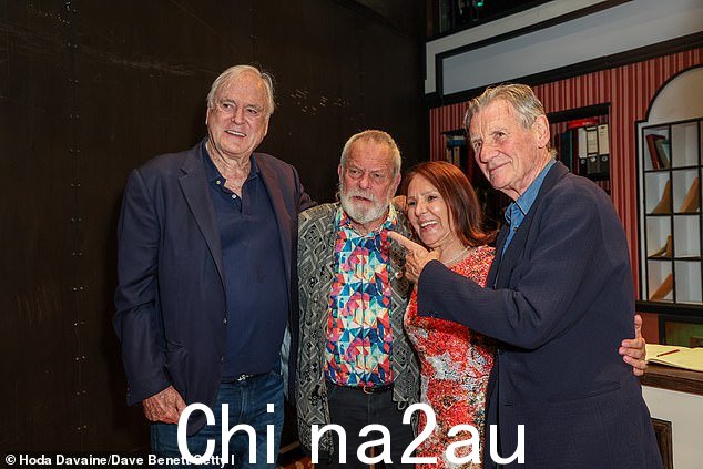 前《舞动奇迹》评委阿琳·菲利普斯女士与三位明星一起登台